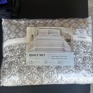 Elegant Gray Quilt Set with Shams